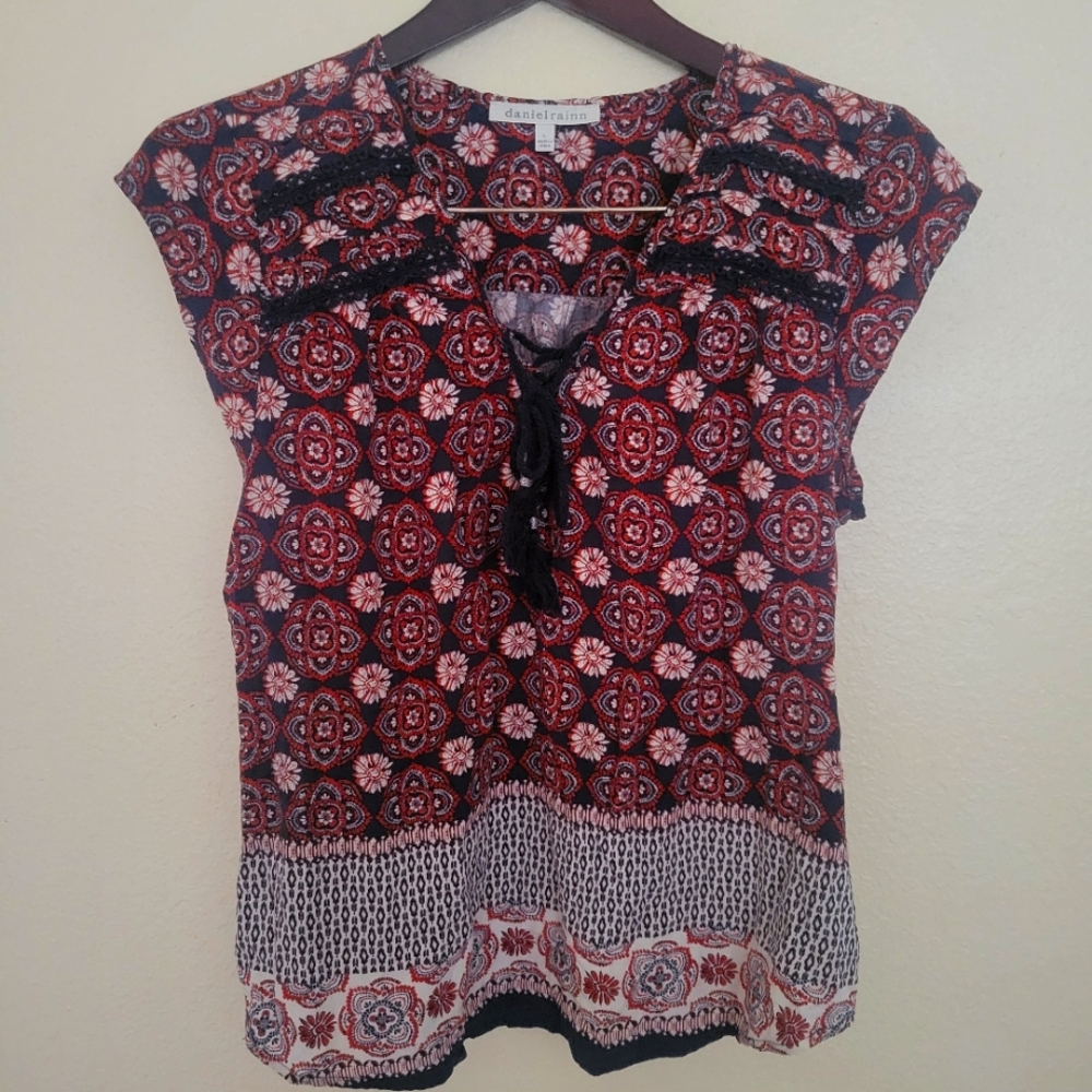 DANELRAINN short sleeve  top size L.